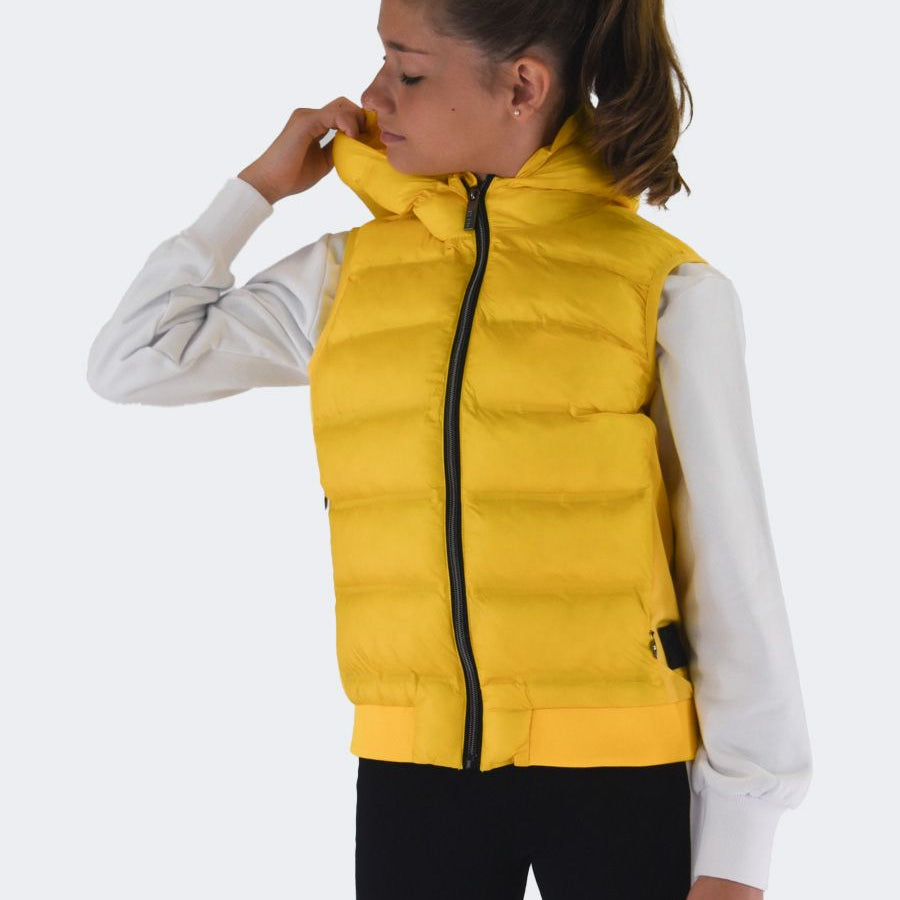 Hero Sleeveless Jacket in Technical Fabric and Light Feather Quilt