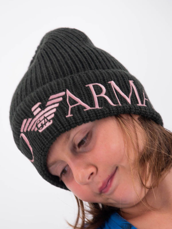 Cappello  a cuffia con maxi scritta ricamata