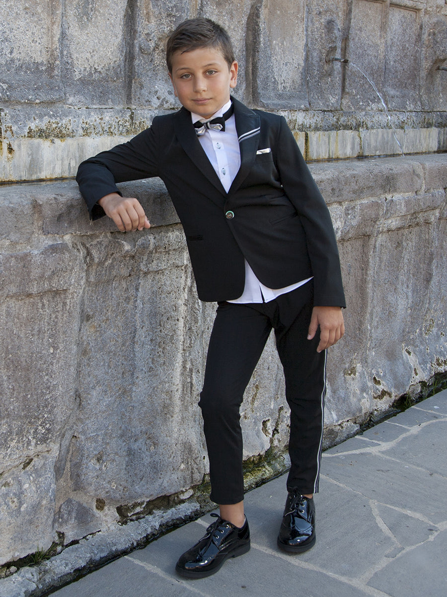 Abito Nero Con Scarpe Da Ginnastica Bianche | Hockerty - Foto 9